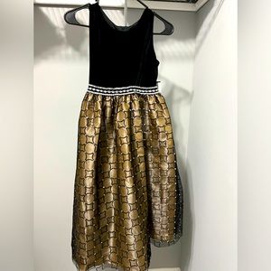 Beautiful young girl dress for the holidays!